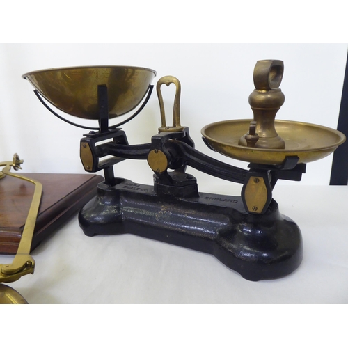 172 - Scales and attendant weights: to include an Avery 2kg brass weight 