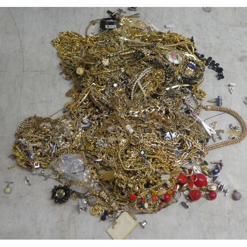 249 - Costume jewellery: to include yellow metal necklaces