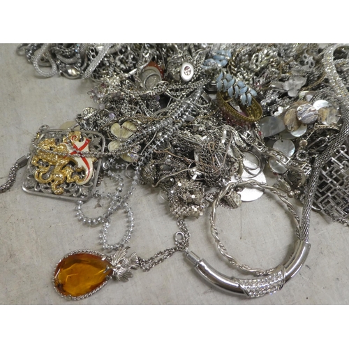 251 - White metal and silver jewellery: to include necklaces