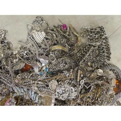 251 - White metal and silver jewellery: to include necklaces