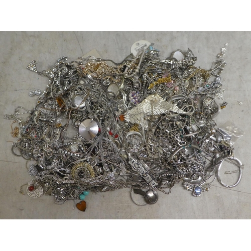 253 - White metal and silver jewellery: to include necklaces