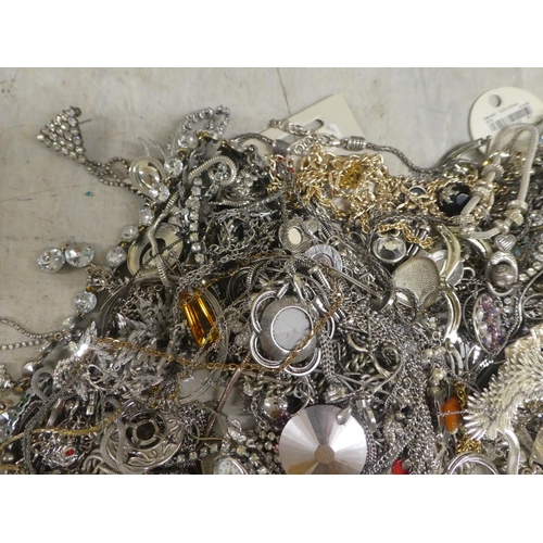 253 - White metal and silver jewellery: to include necklaces