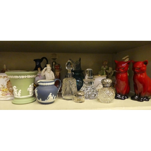 312 - A mixed lot: to include a pair of Royal Doulton flambé cats  5