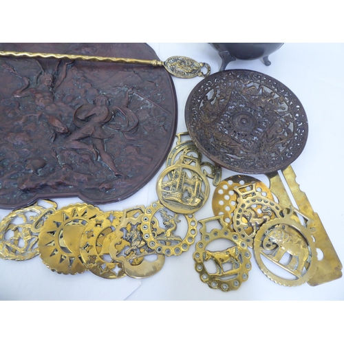 313 - Decorative and functional metalware: to include horse brasses 