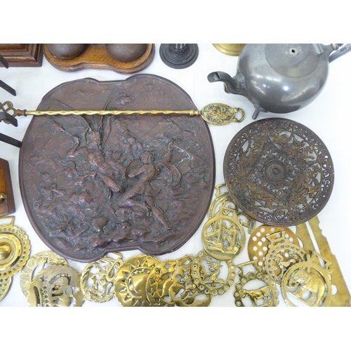 313 - Decorative and functional metalware: to include horse brasses 