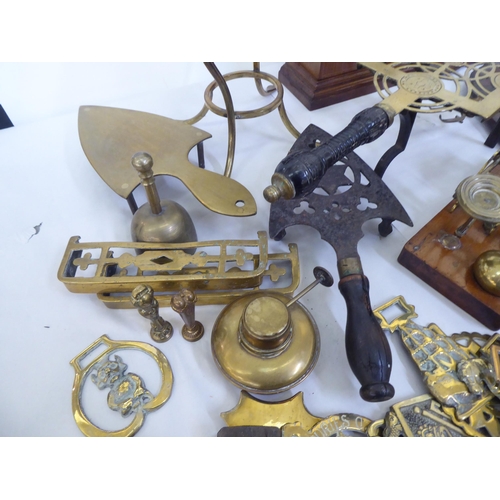 313 - Decorative and functional metalware: to include horse brasses 