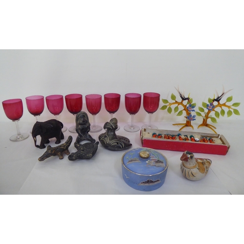 83 - A mixed lot: to include art glass, depicting a feeding hummingbird  6.5