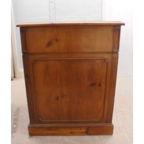 185 - An early 20thC satin mahogany nine drawer, twin pedestal desk with a green hide scriber and brass ba... 