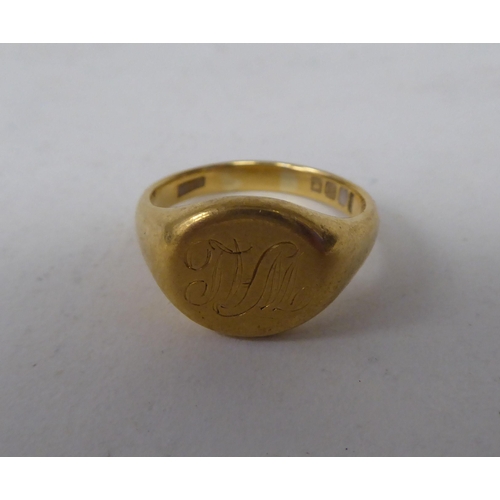 251 - An 18ct gold signet ring, bears a monogram