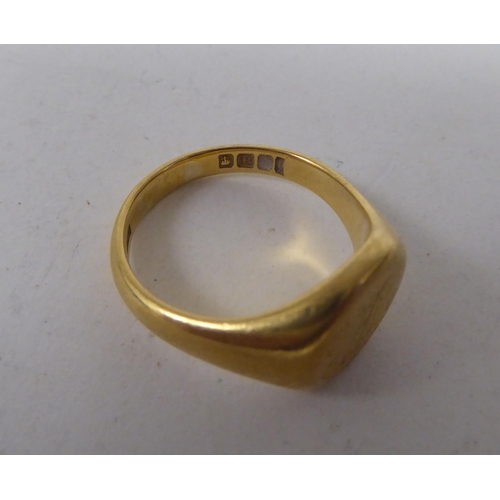 251 - An 18ct gold signet ring, bears a monogram