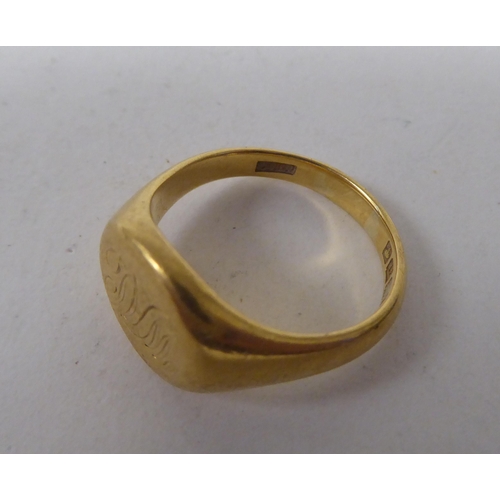 251 - An 18ct gold signet ring, bears a monogram