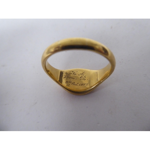 251 - An 18ct gold signet ring, bears a monogram