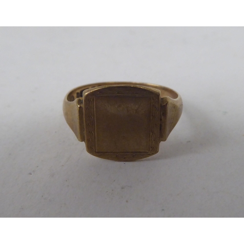 252 - A 9ct gold signet ring