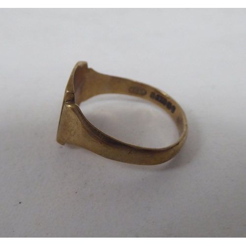 252 - A 9ct gold signet ring