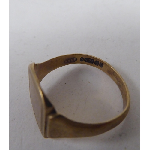 252 - A 9ct gold signet ring