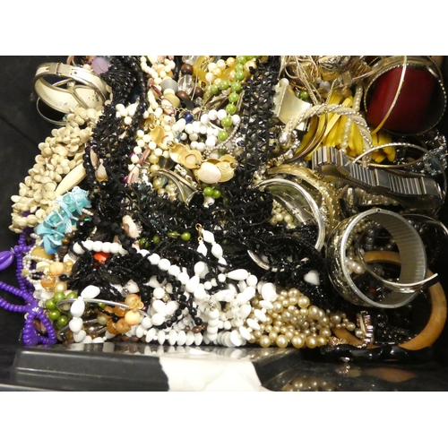 309 - Costume jewellery and items of personal ornament