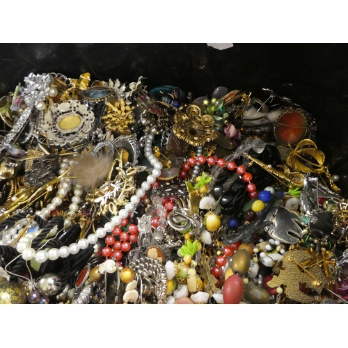 312 - Costume jewellery and items of personal ornament