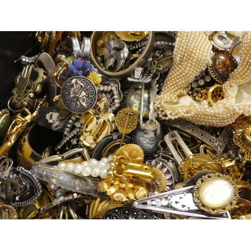 313 - Costume jewellery and items of personal ornament