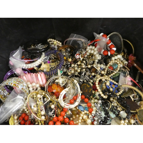 315 - Costume jewellery and items of personal ornament