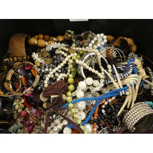 316 - Costume jewellery and items of personal ornament