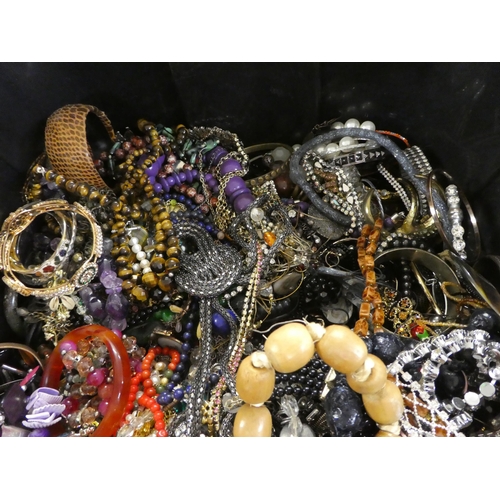 316 - Costume jewellery and items of personal ornament