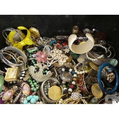 319 - Costume jewellery and items of personal ornament