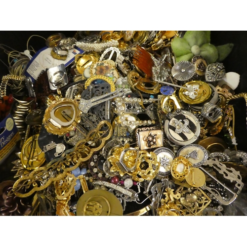 320 - Costume jewellery and items of personal ornament