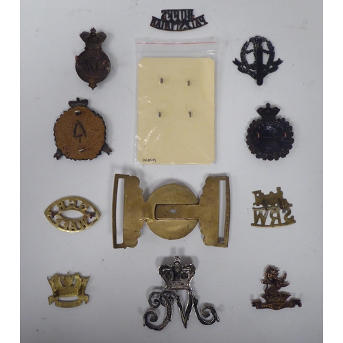 62 - A miscellaneous collection of military and associated cap badges and other emblems, some copies: to ... 