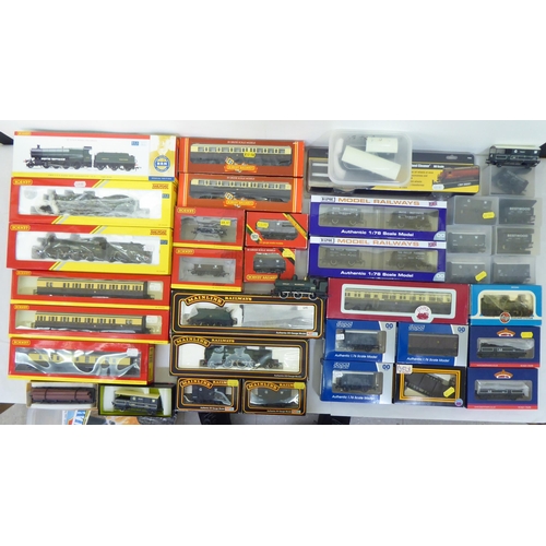 160 - A collection of 00 gauge model locomotives, carriages, tenders and track accessories; and other exam... 