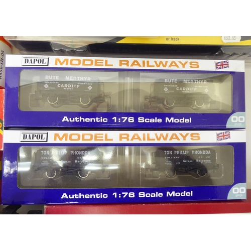 160 - A collection of 00 gauge model locomotives, carriages, tenders and track accessories; and other exam... 