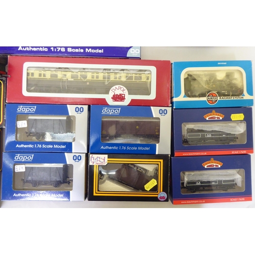 160 - A collection of 00 gauge model locomotives, carriages, tenders and track accessories; and other exam... 