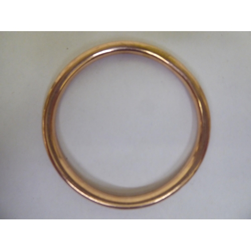 194 - A 9ct gold hollow bangle