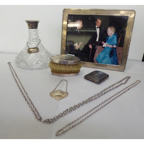 291 - 925 silver and 800 grade silver items: to include a cigarette case; and two brushes  mixed mark... 