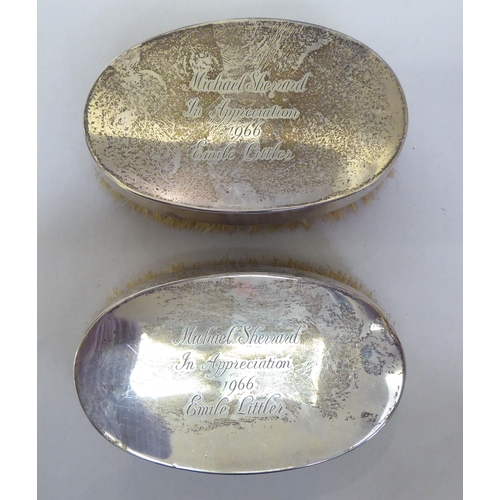 291 - 925 silver and 800 grade silver items: to include a cigarette case; and two brushes  mixed mark... 