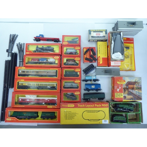 299 - Hornby 00 gauge model railway accessories: to include a 4-6-2 locomotive and tender  boxed