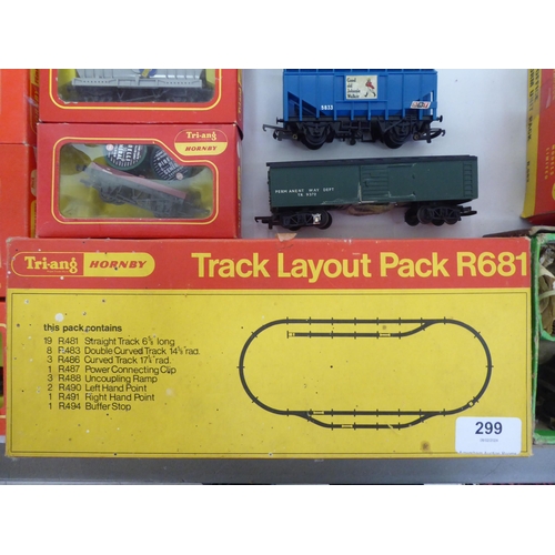 299 - Hornby 00 gauge model railway accessories: to include a 4-6-2 locomotive and tender  boxed