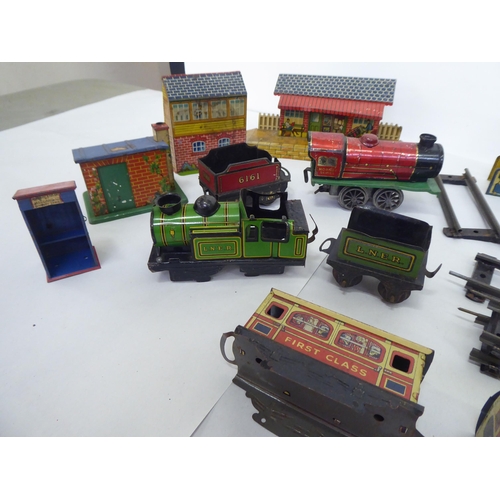 391 - Vintage Meccano and other tinplate model railway related accessories: to include a Pullman coach