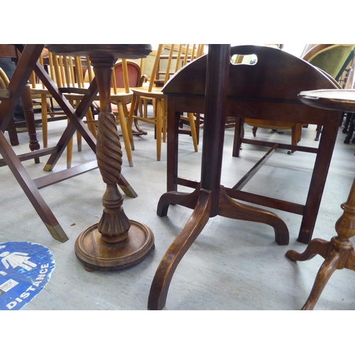 392 - Small furniture: to include an early 20thC oak pedestal table  27