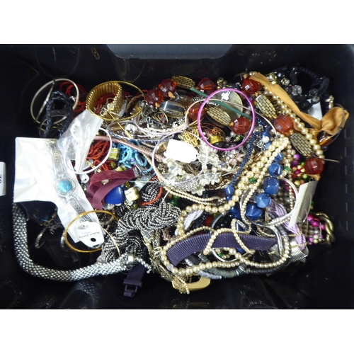 62 - Items of personal ornament: to include costume jewellery