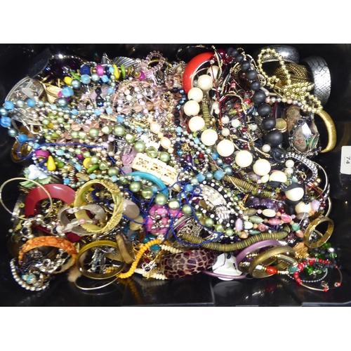 74 - Items of personal ornament: to include costume jewellery