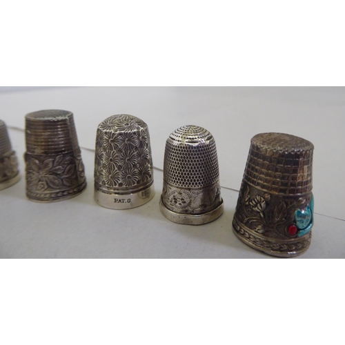 195 - A silver combination reel and thimble case; and various silver/white metal and other thimbles 