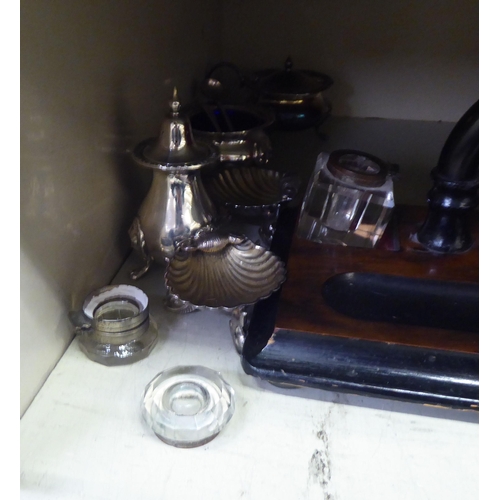 285 - A mixed lot: to include a silver plated salt, fashioned as a shell