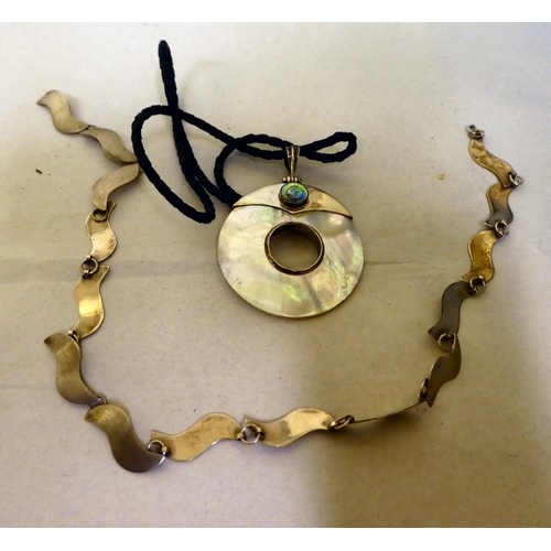 300 - Jewellery: to include a white metal flexible necklace 