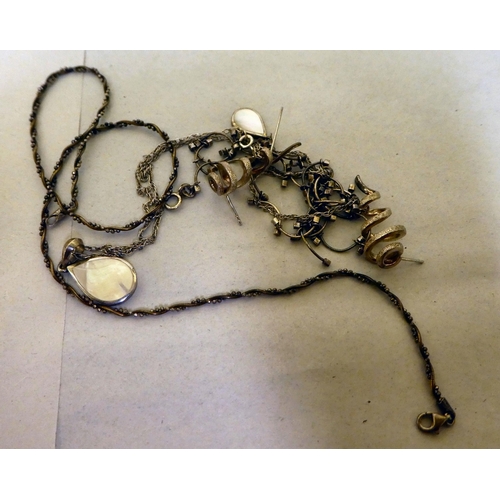 300 - Jewellery: to include a white metal flexible necklace 