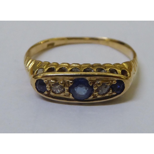 319 - A late Victorian 18ct gold sapphire and diamond ring 