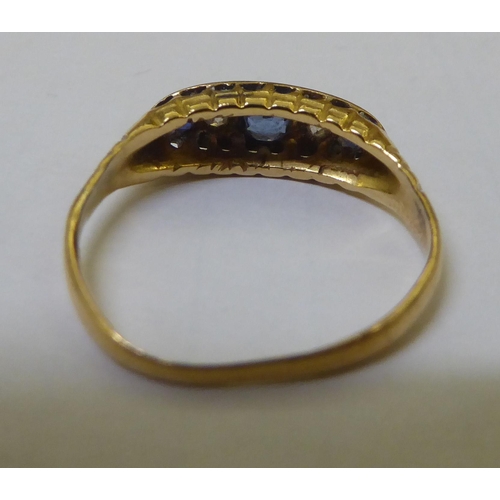 319 - A late Victorian 18ct gold sapphire and diamond ring 