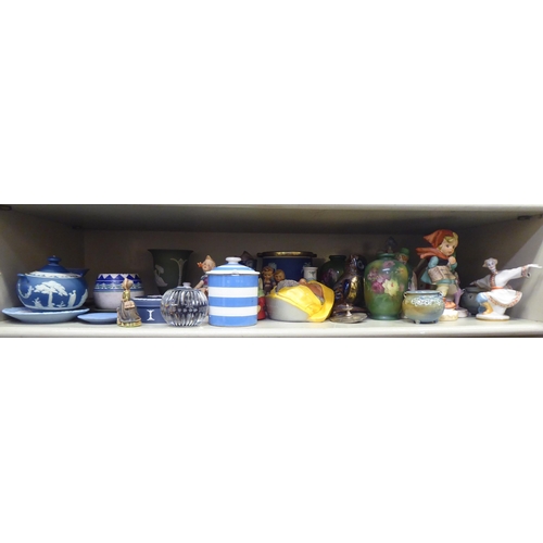 165 - Wedgwood jasperware and other ceramics: to include a Silver Jubilee dish in dark blue  6