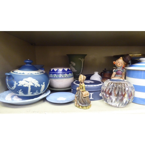 165 - Wedgwood jasperware and other ceramics: to include a Silver Jubilee dish in dark blue  6