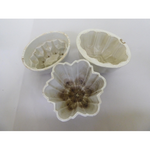 167 - Ceramics: to include an early 20thC Shelley earthenware turret design jelly mould  6