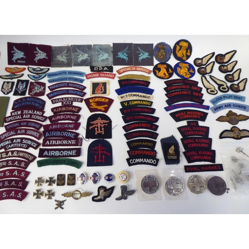 30 - Military uniform, cloth embroidered and other badges, some copies: to include titles for Parachute X... 